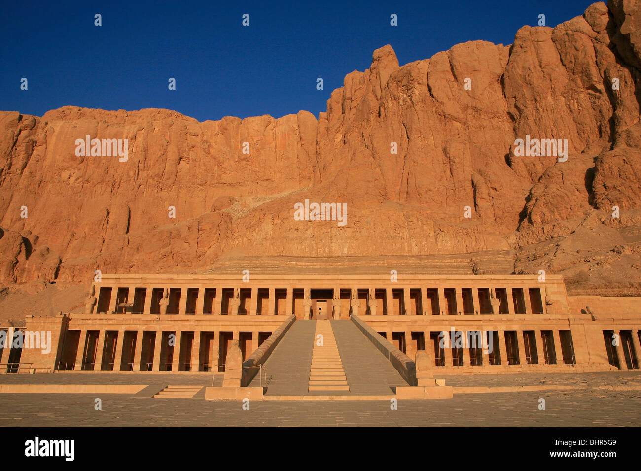 Le temple funéraire de la reine Hatshepsout juste après le lever du soleil à Deir el Bahari, près de Louxor, Egypte Banque D'Images