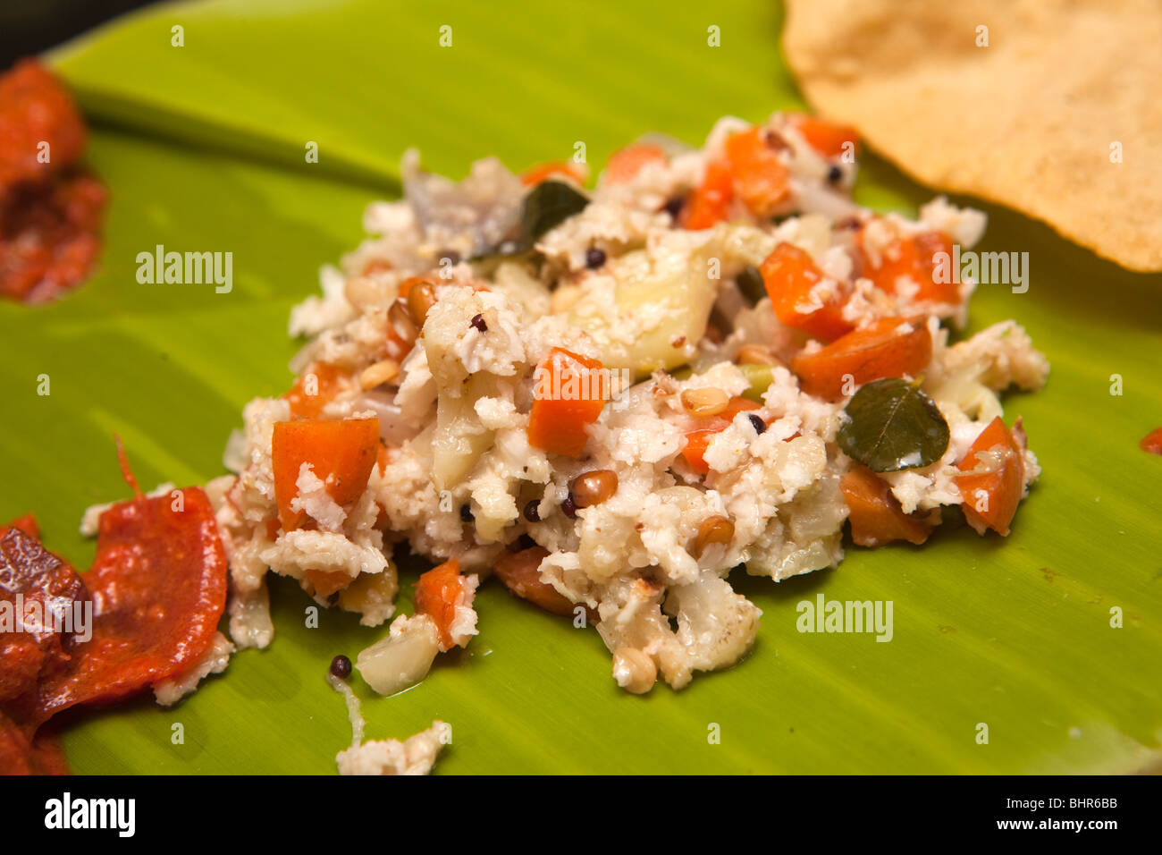 L'Inde, le Kerala, Munnar, nourriture, frais cocounut thali servi avec chutney de repas sur des feuilles de banane Banque D'Images