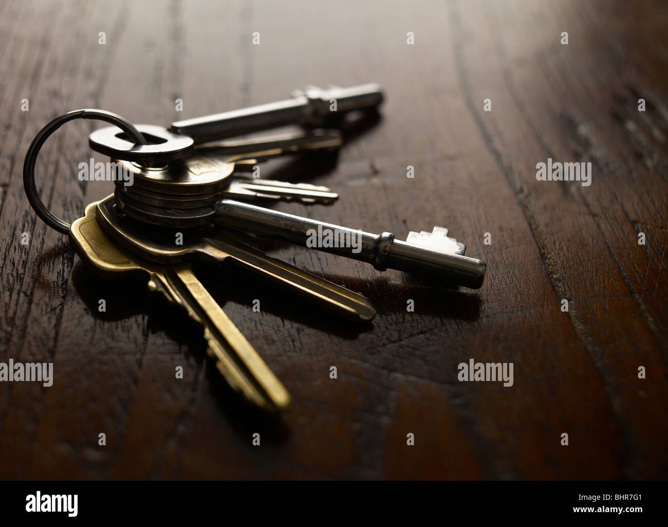 Porte clefs dans un tas sur une table de bois haut-de-chaussée Banque D'Images