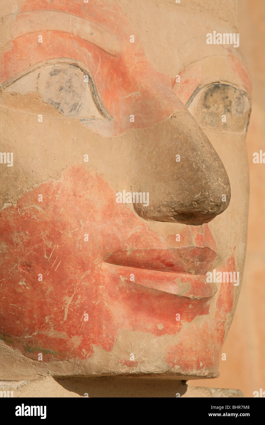 Gros plan de la tête de la reine Hatshepsout au temple funéraire d'Hatshepsout à Deir el-Bahri près de Louxor, Egypte Banque D'Images