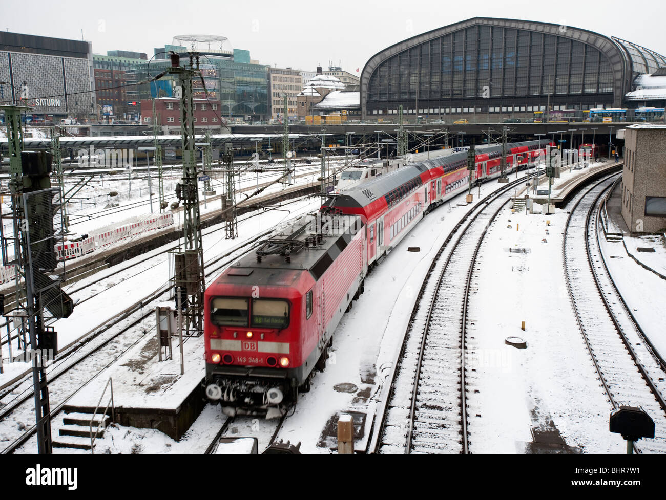 Train de quitter la gare de Hauptbahnhof Hambourg en Allemagne au cours de l'hiver Banque D'Images
