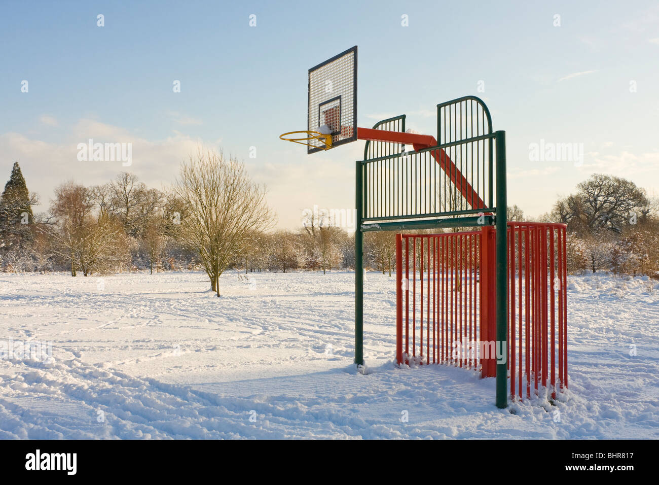 Basket-ball extérieur recouvert de neige Banque D'Images