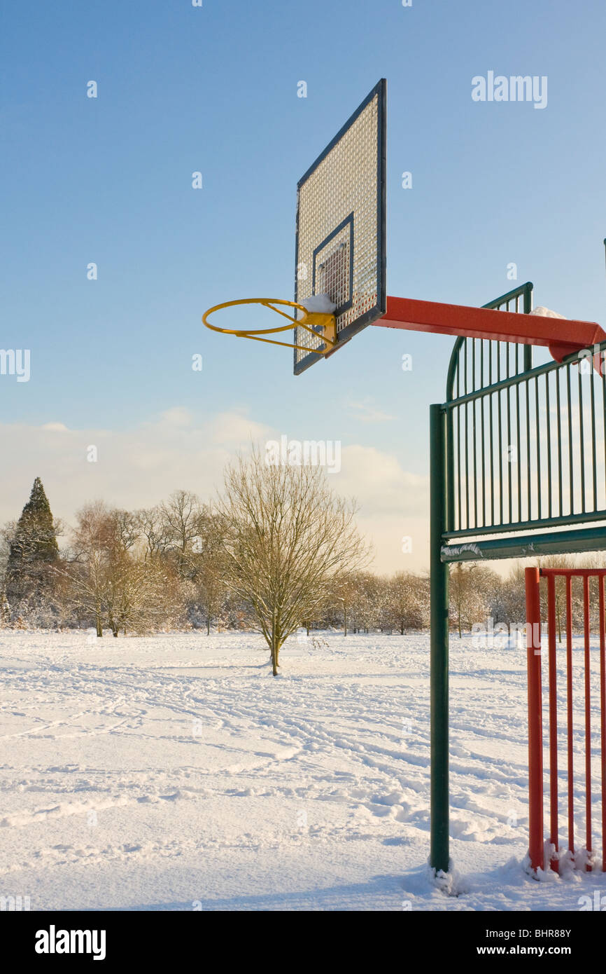 Basket-ball extérieur recouvert de neige Banque D'Images