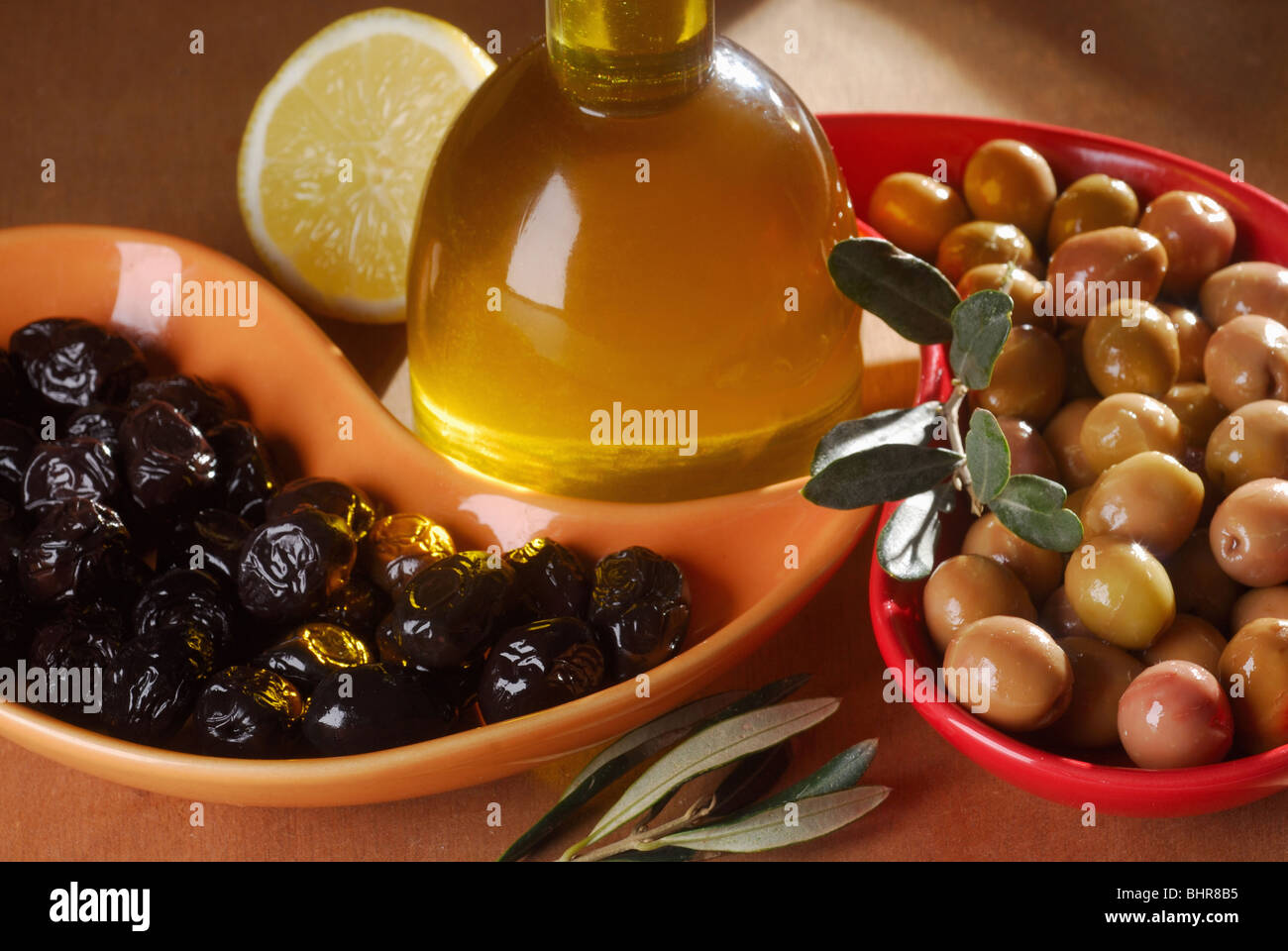 Olives vertes et noires à l'huile d'olive et citron Photo Stock Alamy — free download