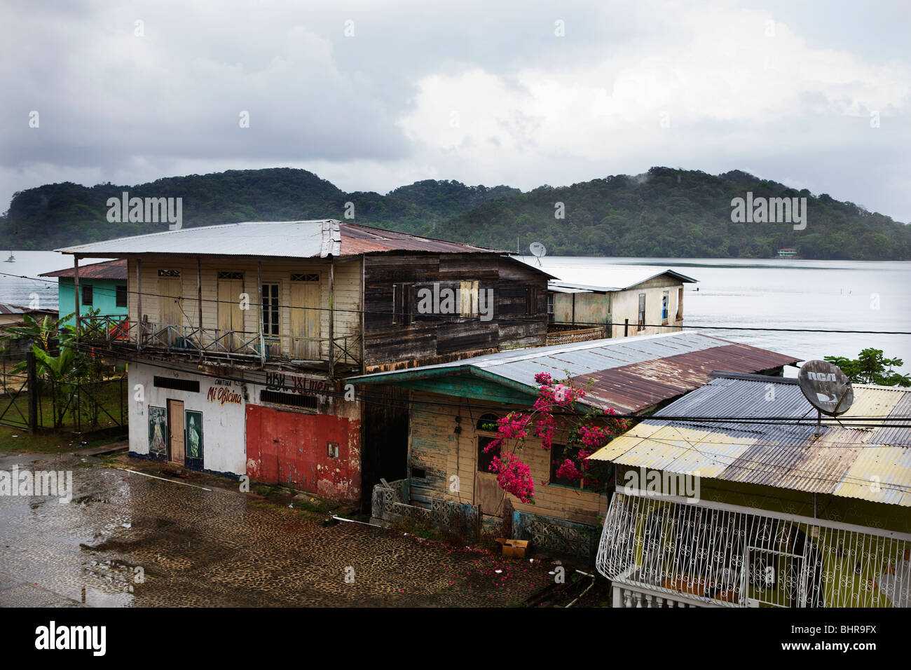 Bâtiments cabane au bord de l'eau à Portobelo, Panama Banque D'Images