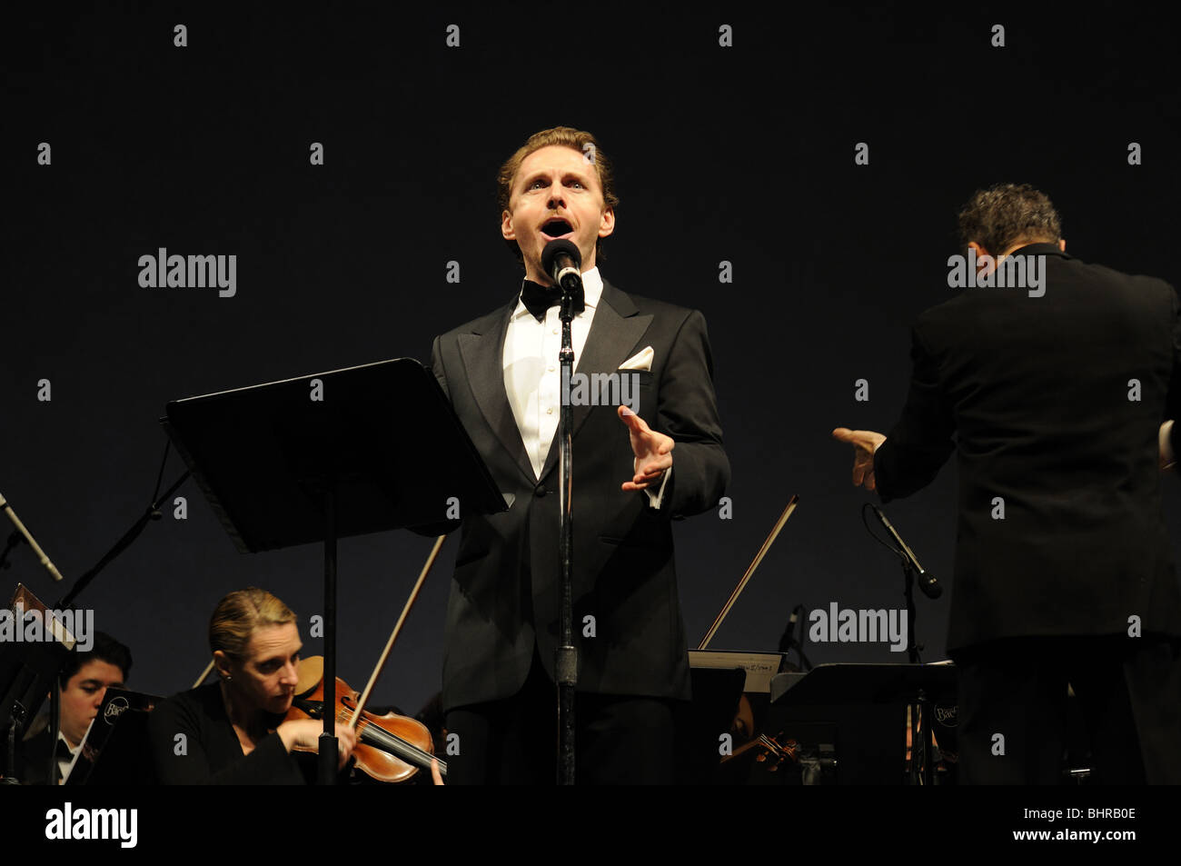 Jason Danieley ténor jouer avec l'Orchestre de chambre de Knickerbocker lors d'un concert à Manhattan. Banque D'Images