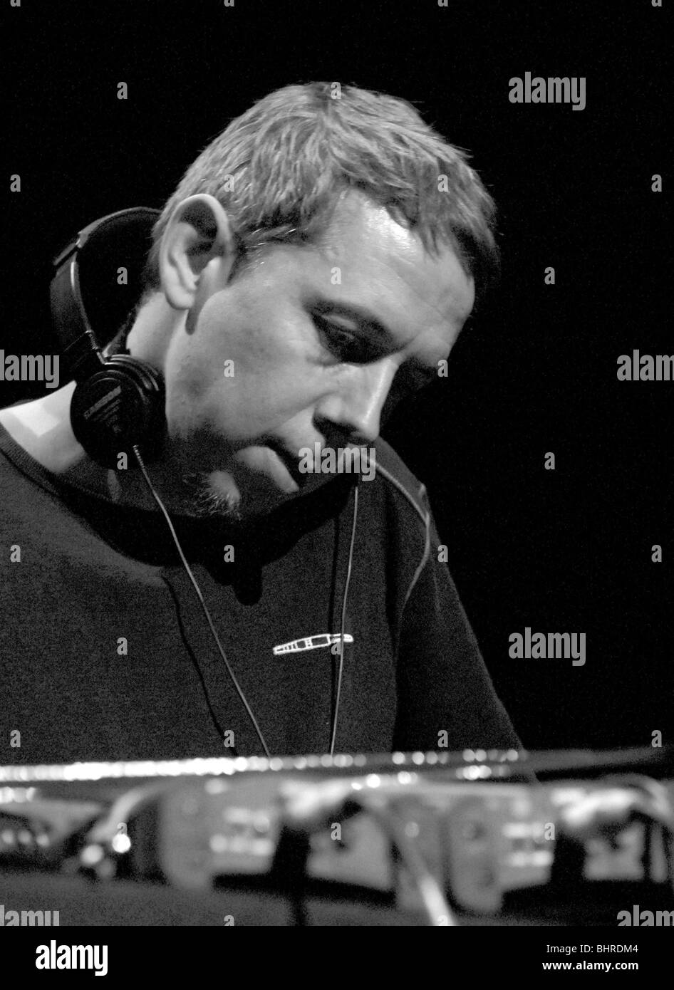 UK BBC WORLD MUSIC DJ GILLES PETERSON JOUANT DANS LE STUDIO Banque D'Images