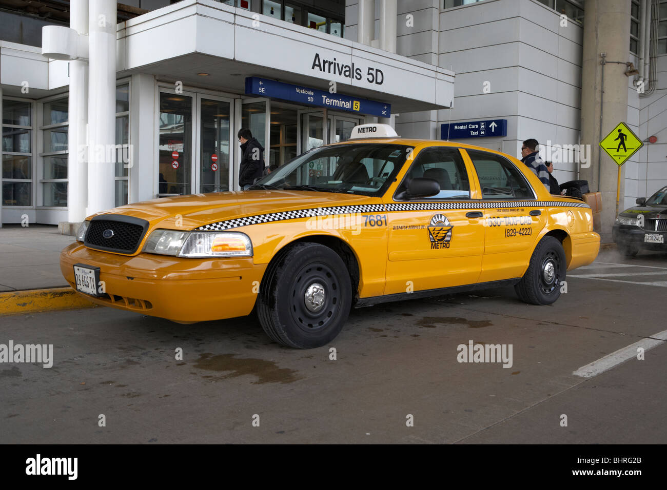 Taxi jaune du métro à l'extérieur du terminal 5 de l'aéroport international O'hare chicago usa Banque D'Images