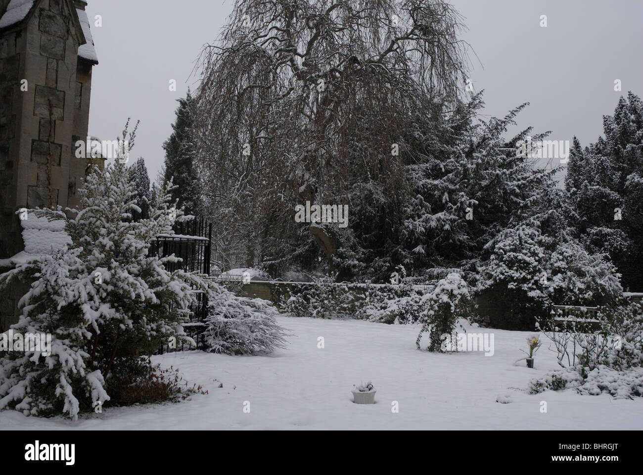 St Leonards Church souvenir jardin couvert de neige, Heston West London, UK Banque D'Images