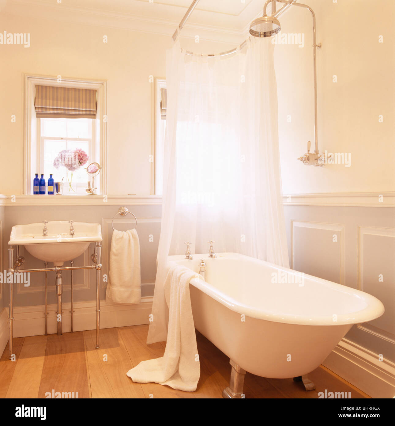 Rideaux de douche blanc sur une baignoire avec fixation murale en acier  inoxydable douche dans salle de bains Maison blanche Photo Stock - Alamy
