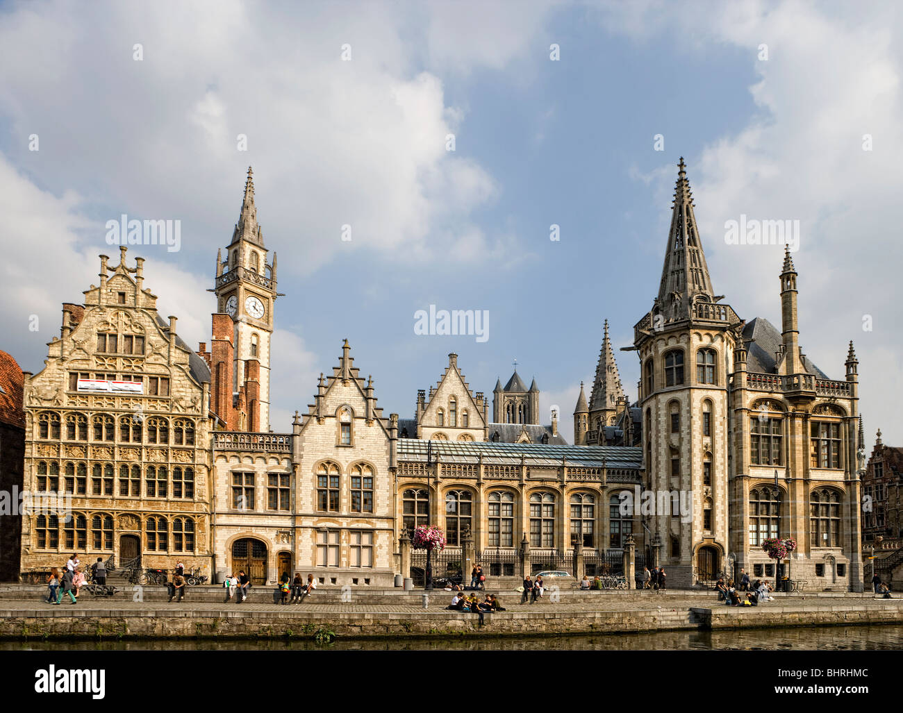Maisons de guilde avec tour de l'horloge à l'Graslei quayside à Gand, Flandre, Belgique, Europe Banque D'Images