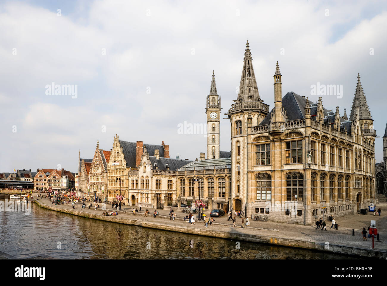 Maisons de guilde avec tour de l'horloge à l'Graslei quayside à Gand, Flandre, Belgique, Europe Banque D'Images