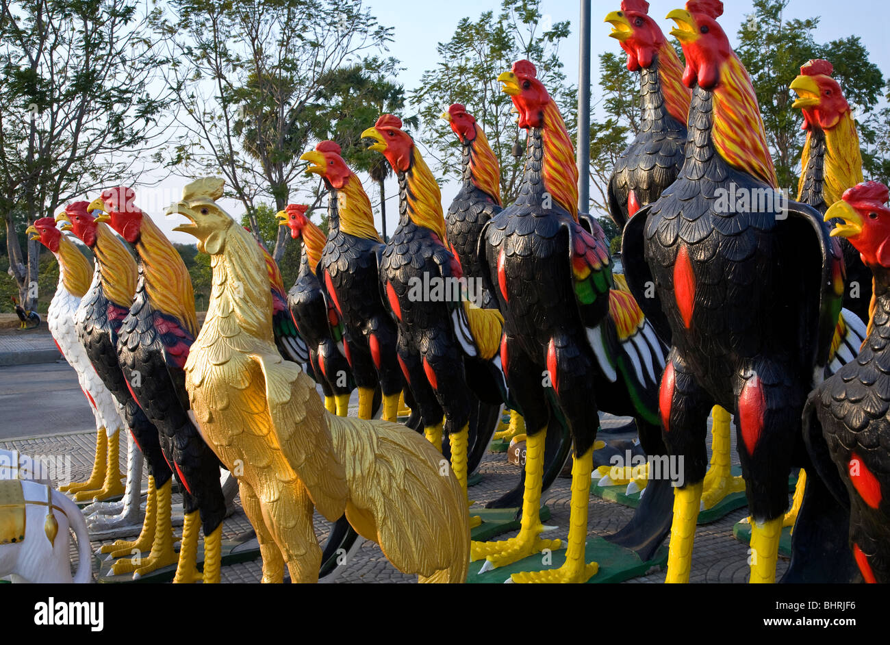 coq-de-combat-sculptures-symbole-tha-landais-le-roi-naresuan