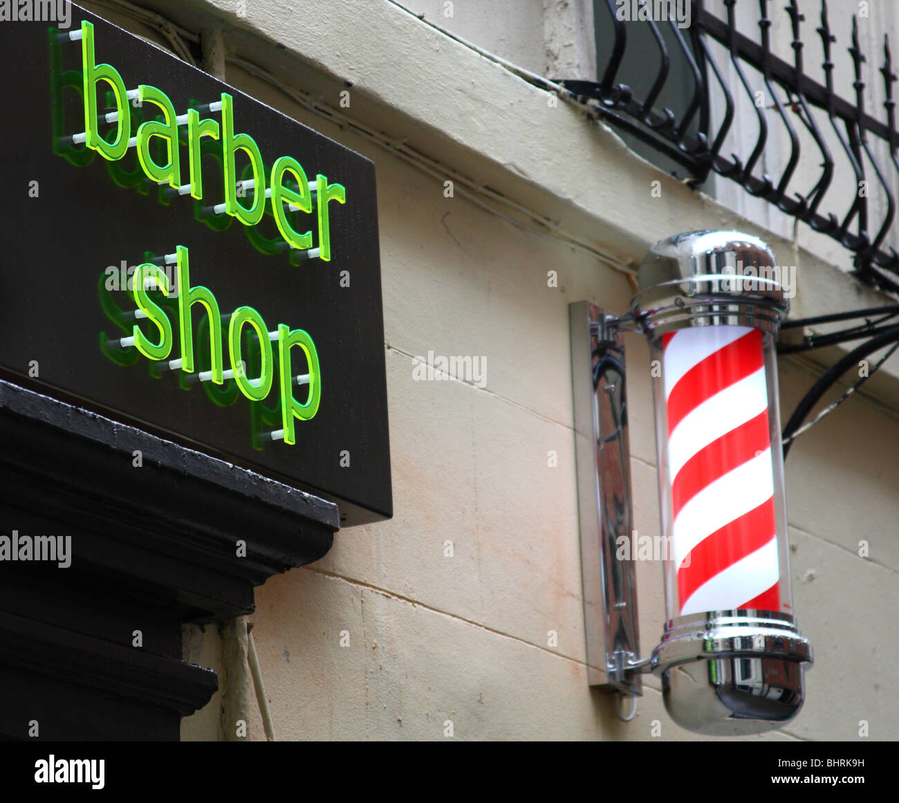 Un salon de coiffure pour signer dans une ville du Royaume-Uni. Banque D'Images