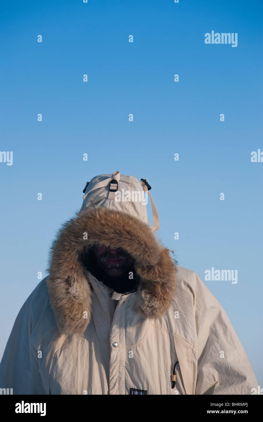 Un homme DANS LE FROID LE PORT D'UN ANORAK AVEC CAPUCHE FOURRURE Photo  Stock - Alamy