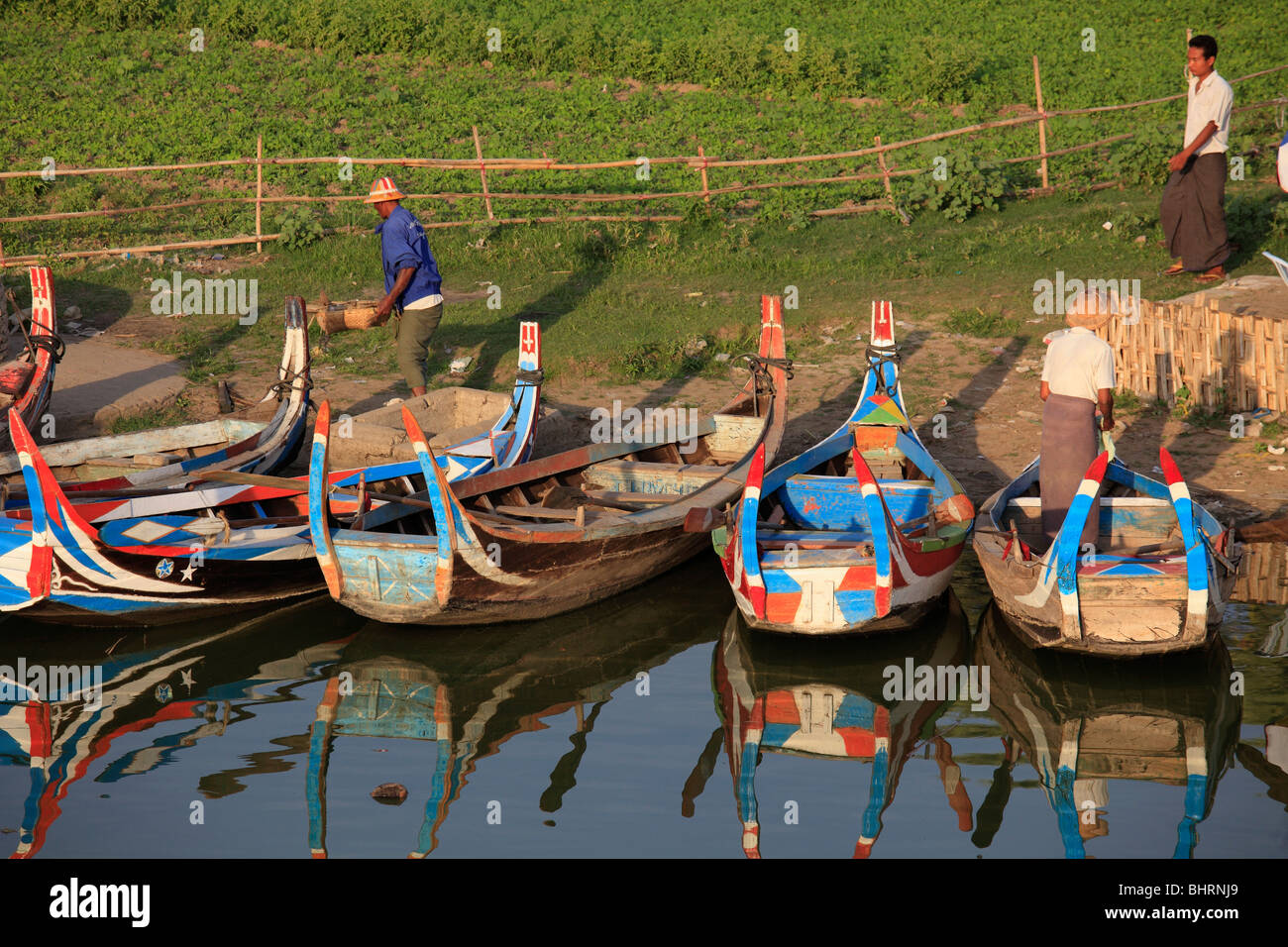 Le Myanmar, Birmanie, Amarapura, lac Taungthaman, embarcations traditionnelles, Banque D'Images