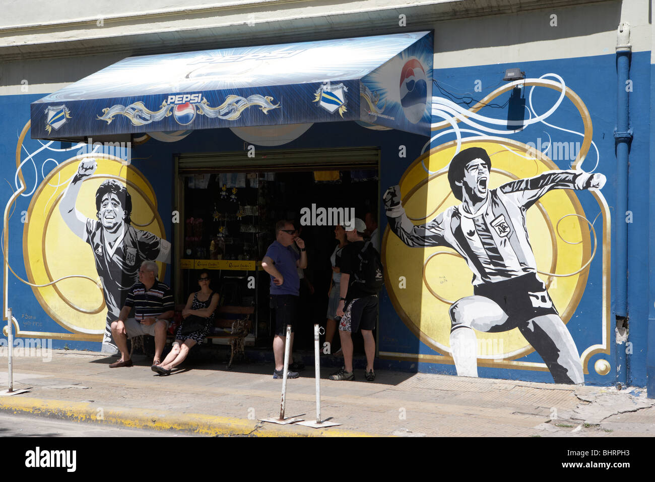 Boutique kiosque avec peintures murales de Boca Juniors maradona et couleurs de la Boca Capital Federal Buenos Aires Argentine Banque D'Images
