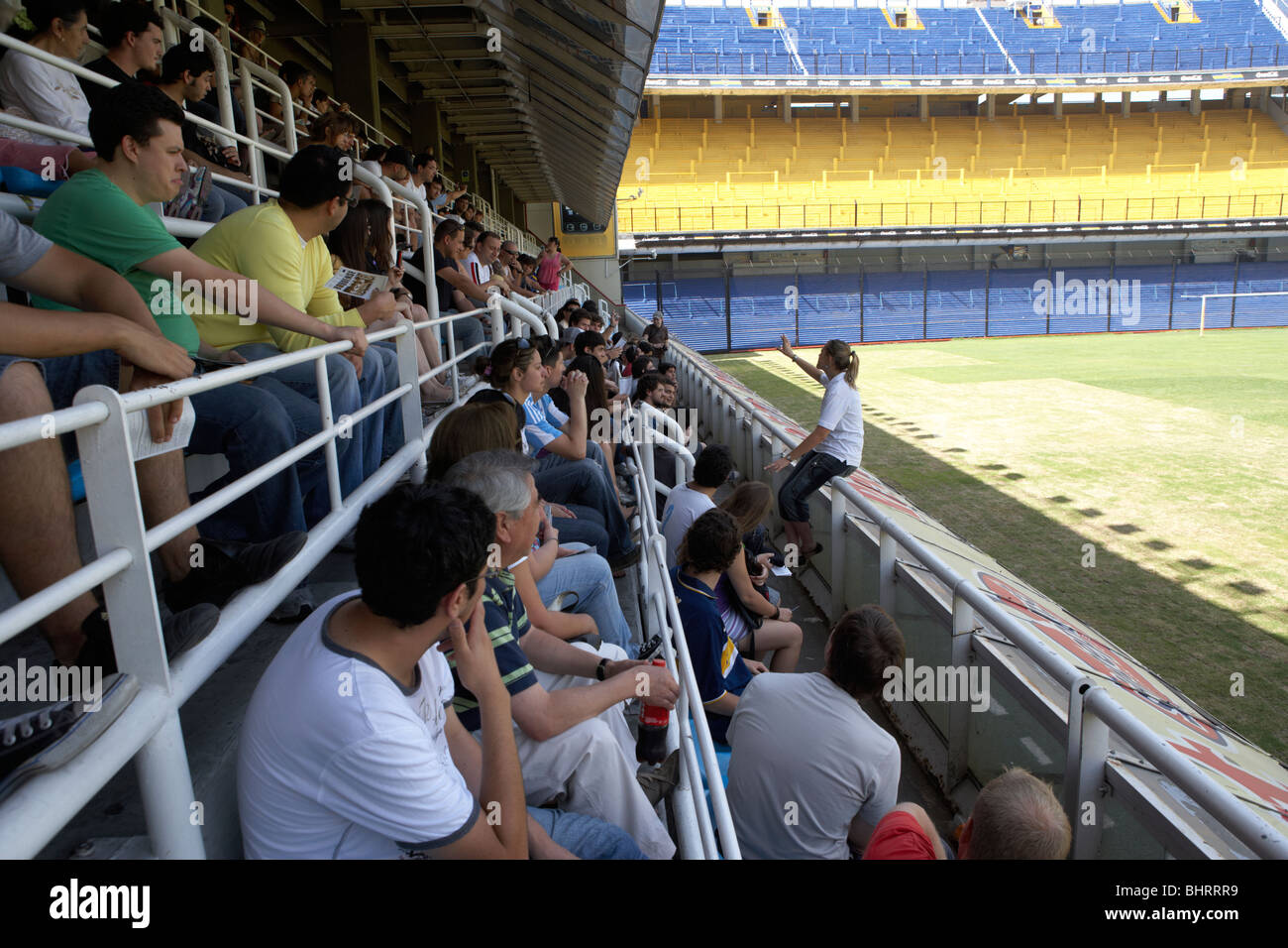 Voyages en groupe avec guide dans le peuplement de l'intérieur de Alberto J Armando la bombonera stadium accueil à l'Atletico de Boca Juniors Banque D'Images