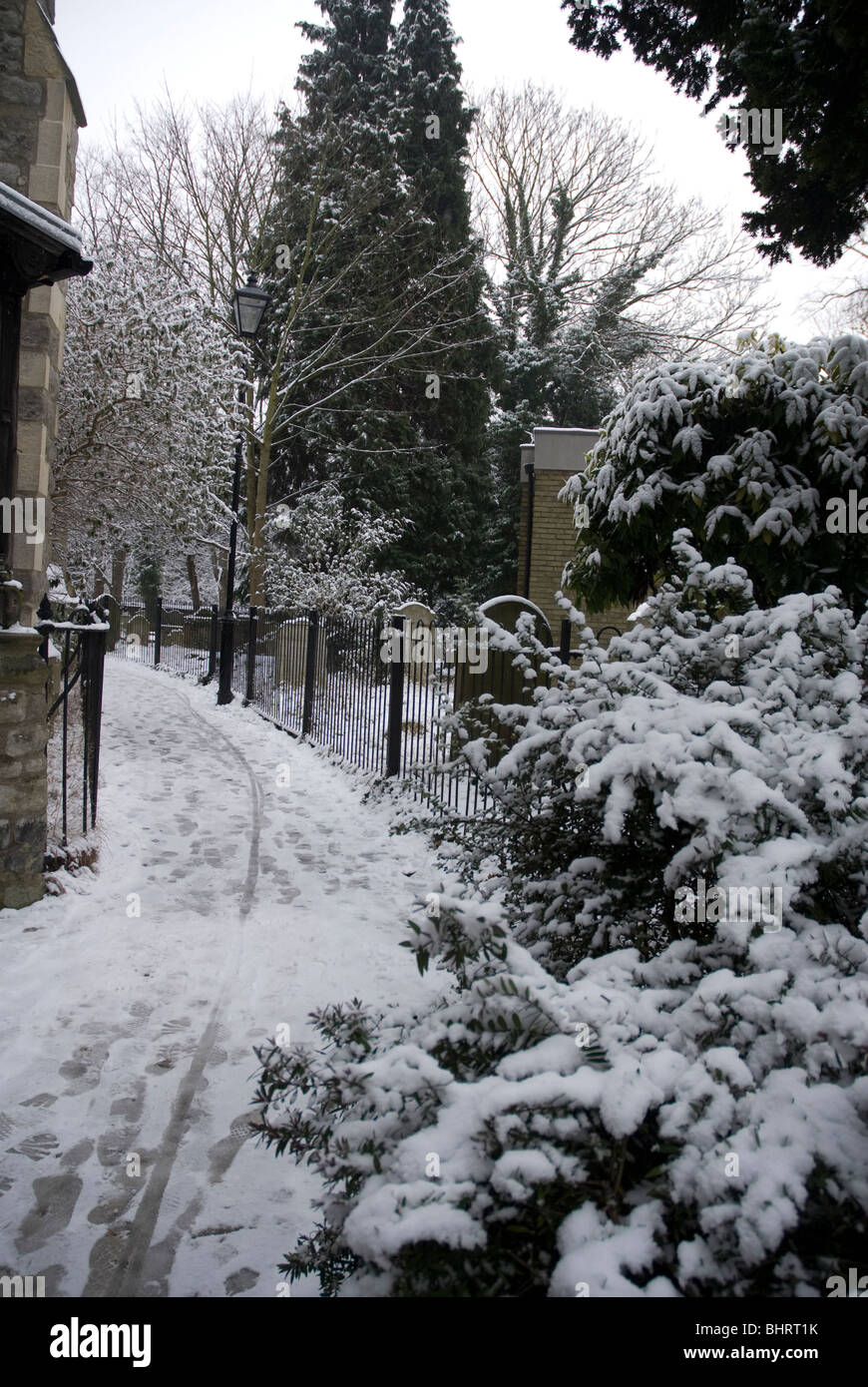 St Leonards Church souvenir jardin couvert de neige, Heston West London, UK Banque D'Images