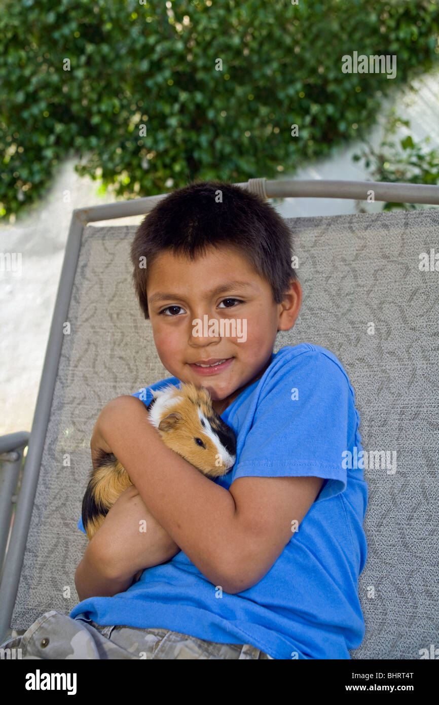 Portrait 8 9 Ans Garcon Hispanique Relaxant Detend Jouer Avec Son Cochon Sur L Exterieur De Swing United States Mignon Monsieur C Myrleen Pearson Photo Stock Alamy