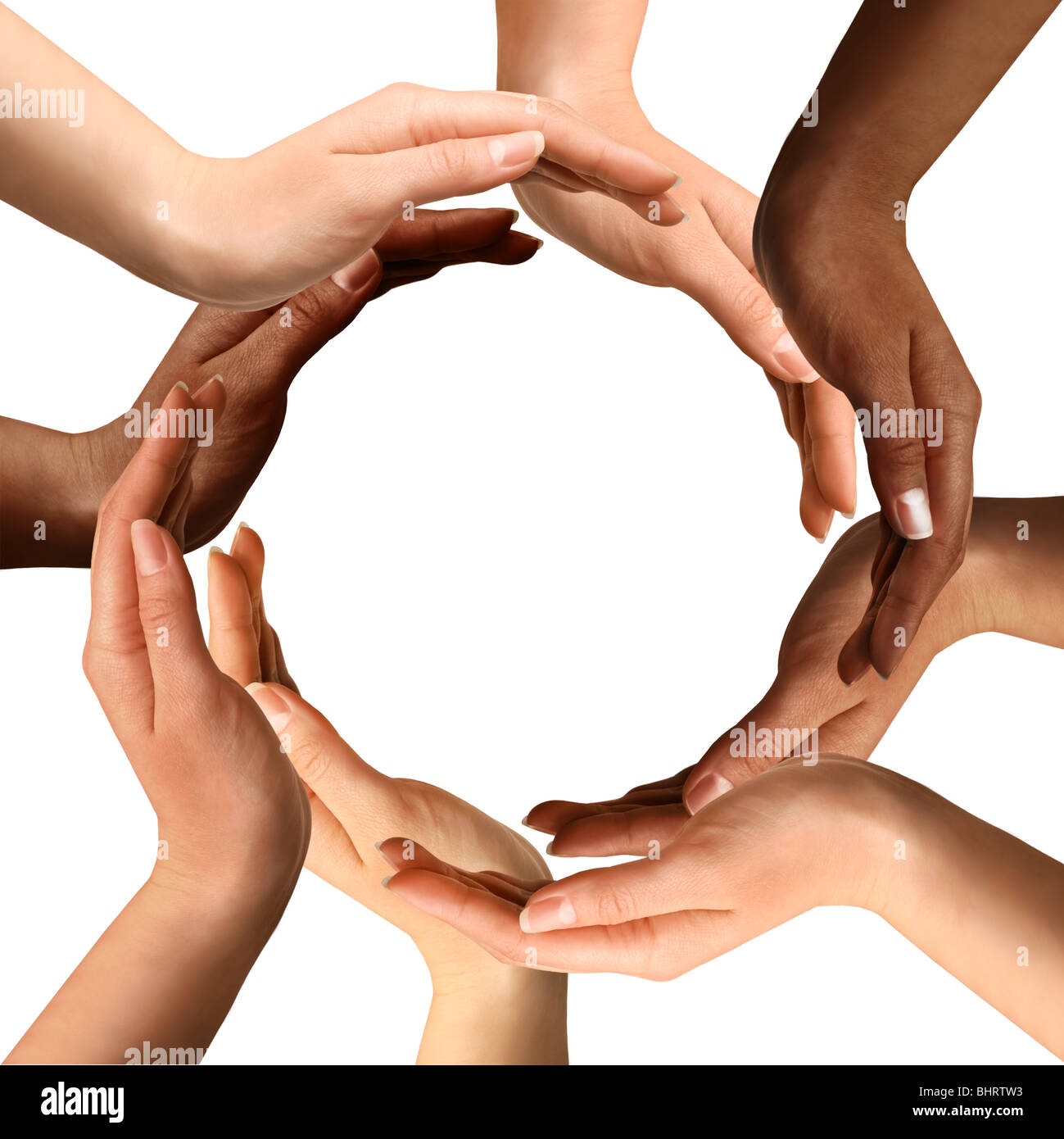 Symbole conceptuel de mains humaines multiraciale faisant un cercle sur fond blanc avec une copie de l'espace dans le milieu Banque D'Images