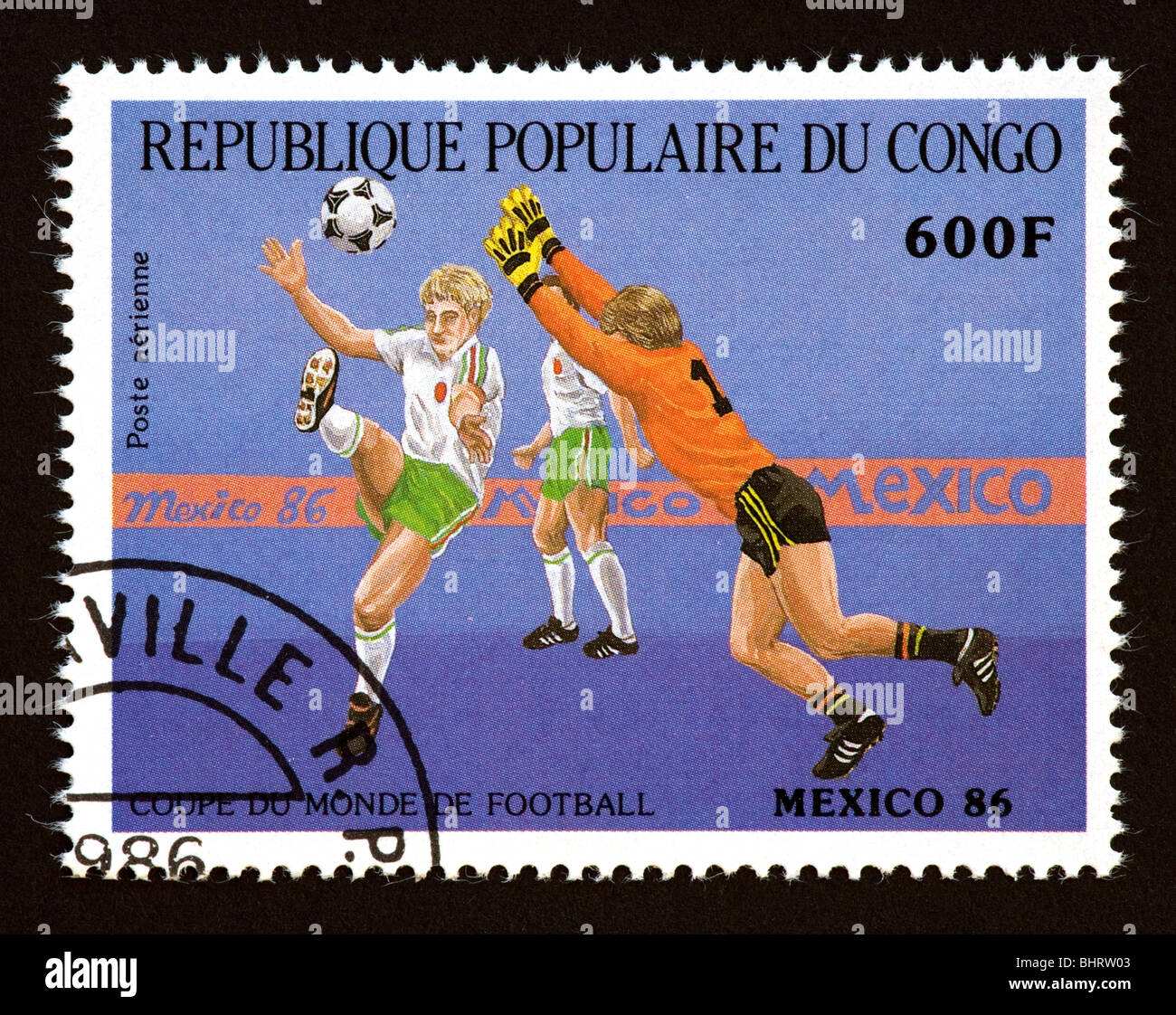 Timbre-poste du Congo République populaire illustrant le soccer, émis pour la Coupe du Monde 1986 à Mexico, Mexique. Banque D'Images
