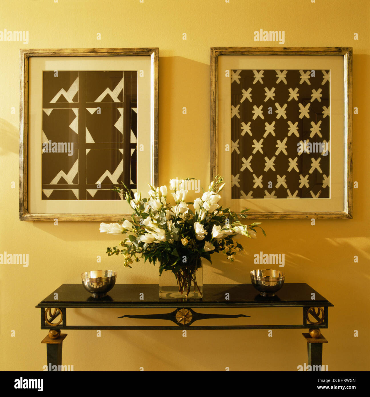 Black +white abstract photos ci-dessus vase de fleurs blanches sur la table console en crème hall Banque D'Images