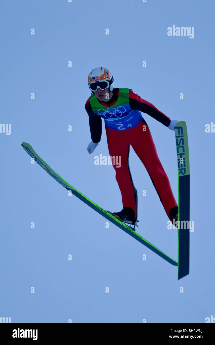 Nicholas Alexander (USA) en concurrence dans le cas de l'équipe de saut à ski aux Jeux Olympiques d'hiver de 2010, Vancouver, Colombie-Britannique. Banque D'Images