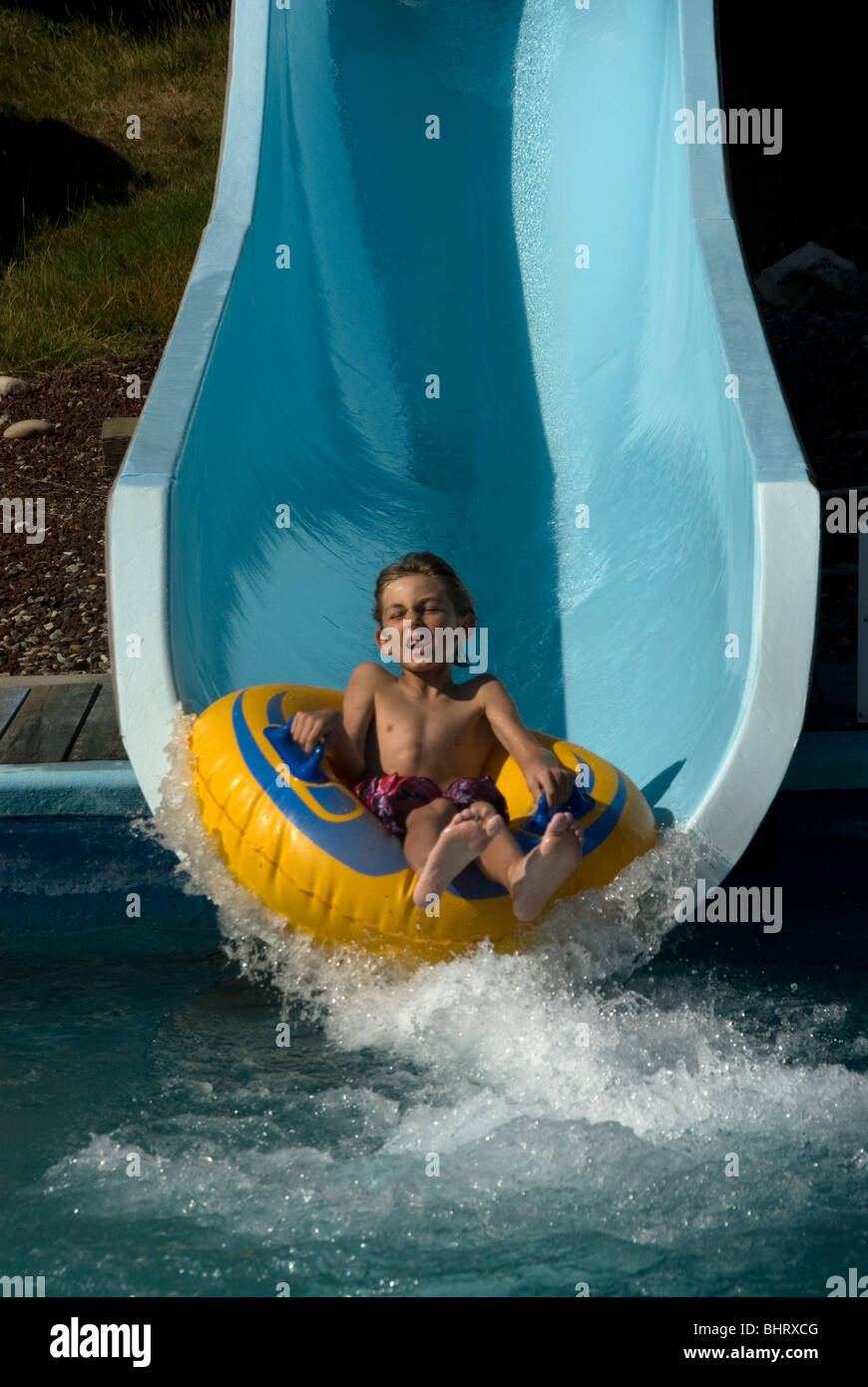 Garçon descendre un toboggan dans un parc aquatique Photo Stock Alamy