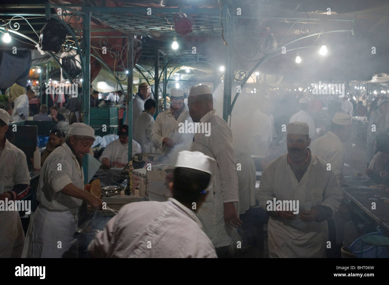 La nuit, la plaza Djem el Fna se transforme en un endroit pour manger, avec de nombreux restaurants à la cuisson des aliments dans une cuisine temporaire Banque D'Images