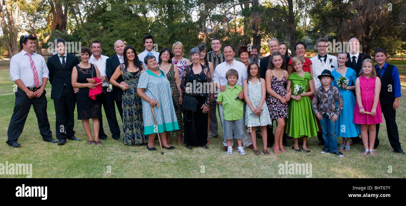 Une grande famille recomposée groupe à un mariage à Melbourne, Australie Banque D'Images