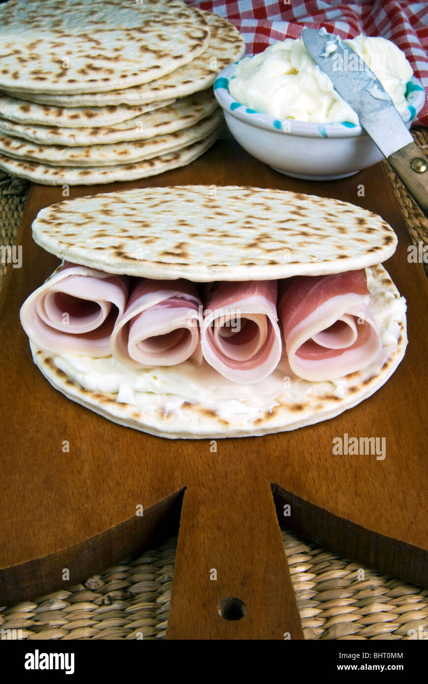 Pain piadina, Piadina stracchino avec fromage et jambon, Emilie Romagne, Italie Banque D'Images