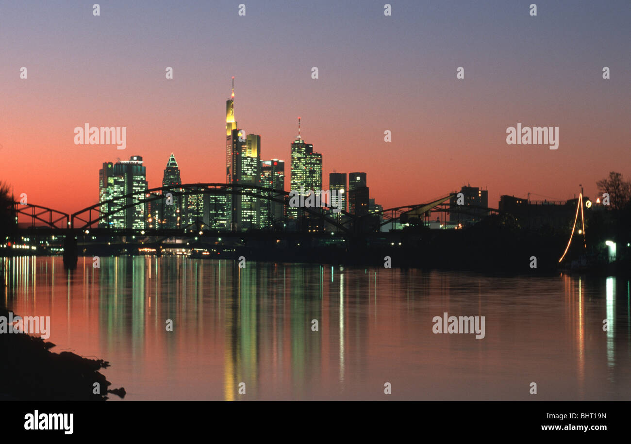 Skyline (Banken Hochhäuser) bei Daemmerung, Eisenbahnbruecke im Vordergrund Rivière Main, Skyline (banques, les tours d'habitation) au crépuscule Banque D'Images