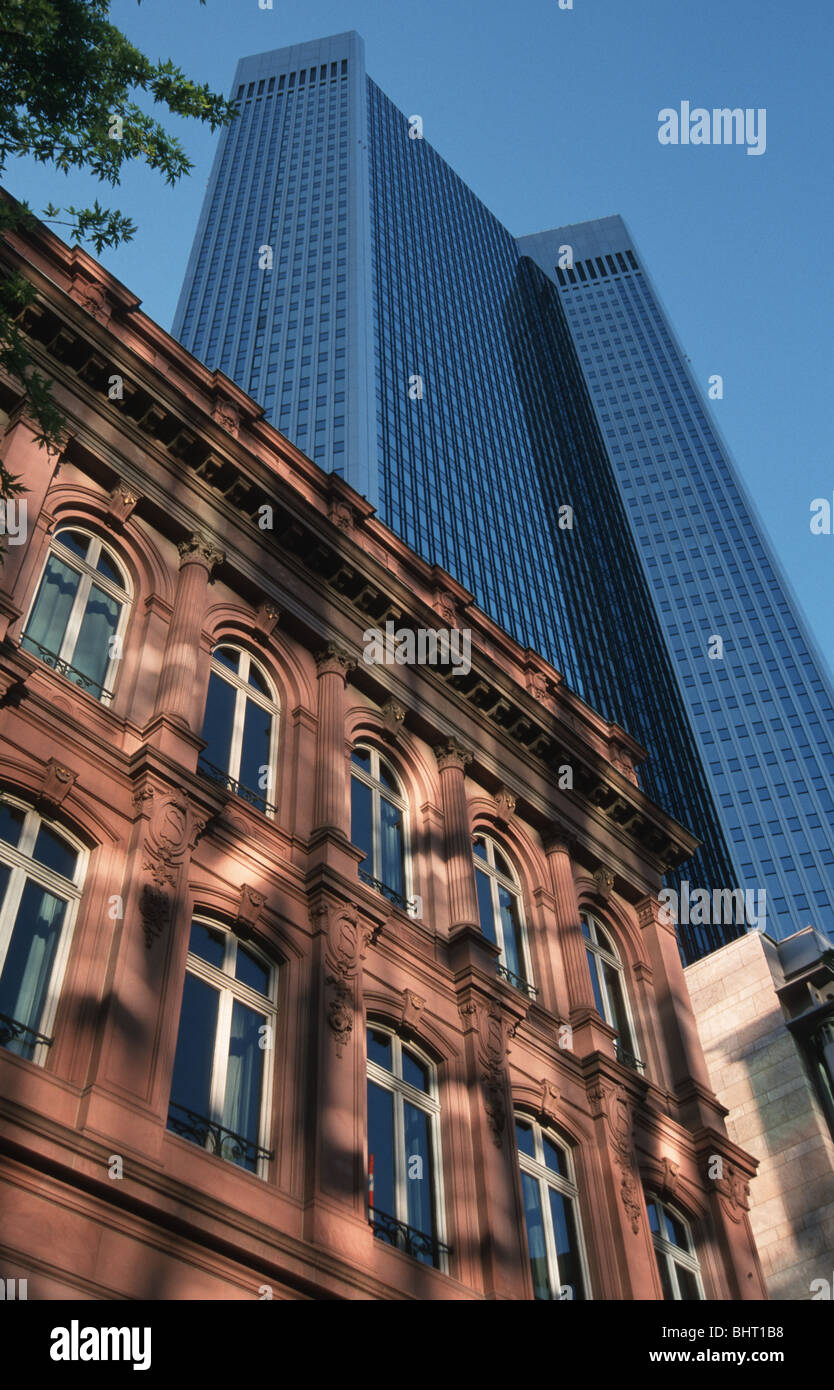 France, Allemagne,Hessen Francfort, Deutsche Bank, Altes Hochhaus et administratifs Bürogebäude im Vordergrund Deutsche Bank Building Banque D'Images