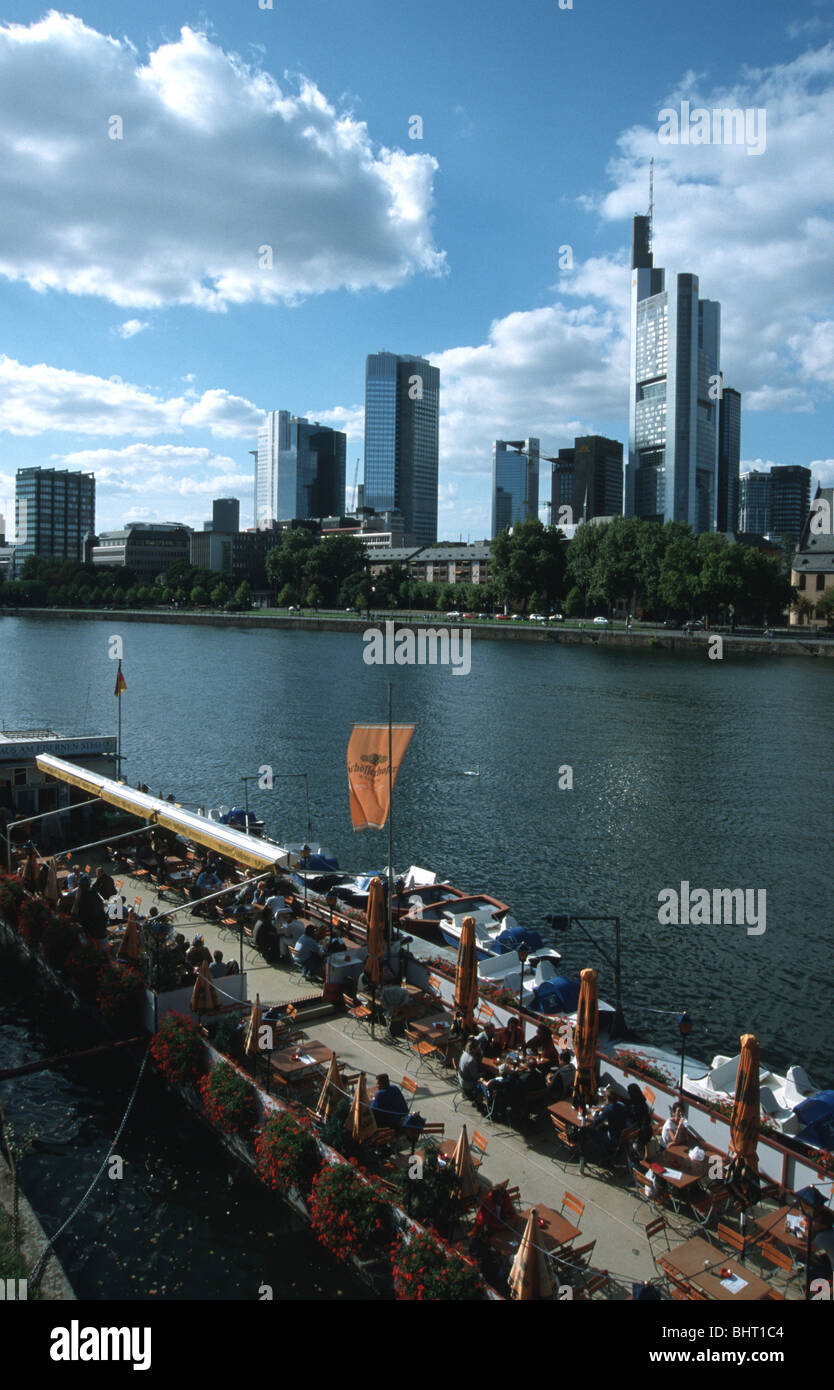 Frankfurt am Main Main, Skyline, Terrassenlokal auf im Vordergrund Schiff Rivière Main, Skyline, restaurant sur boa Banque D'Images