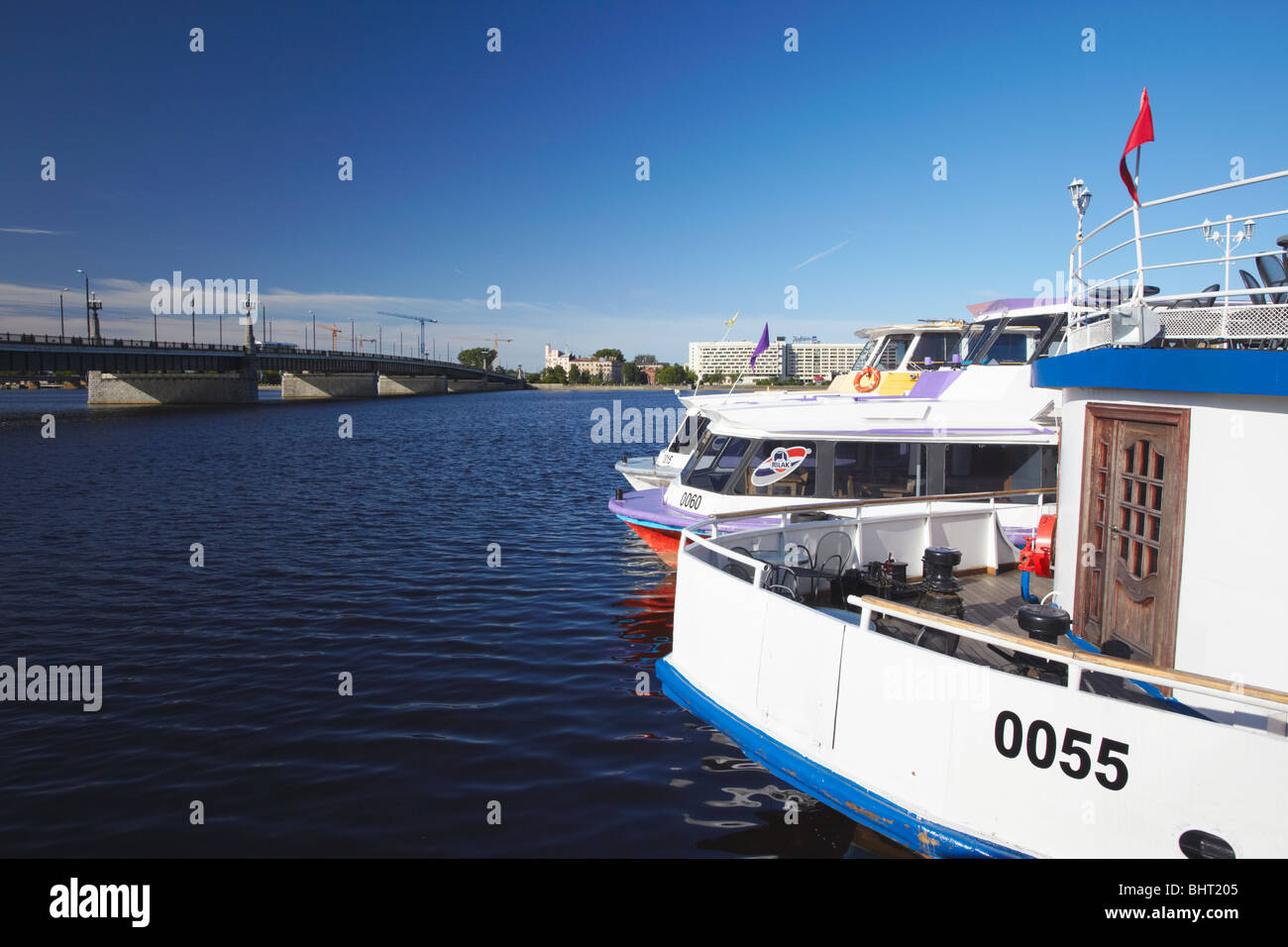 La Lettonie, en Europe orientale, des États baltes, Riga, bateaux de touristes sur la rivière Daugava Banque D'Images