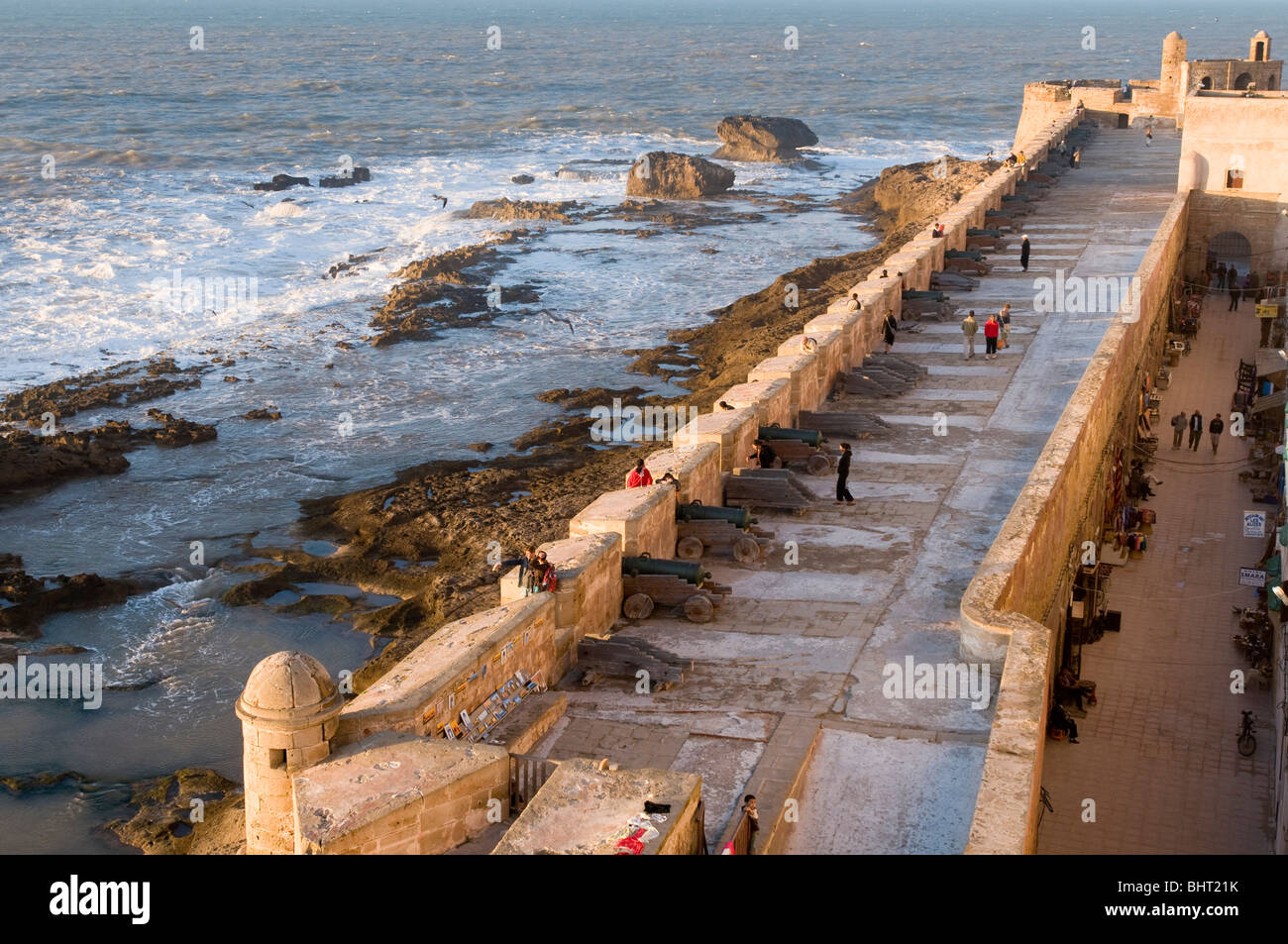 Remparts de Skala de la ville d'en haut comme le soleil se couche, Essaouira Maroc Banque D'Images