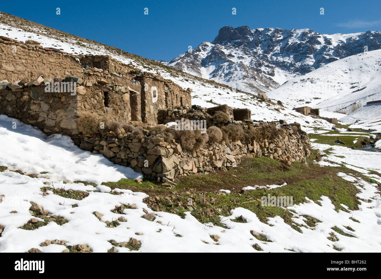 Bâtiments berbère déserte dans les montagnes du Haut Atlas marocain, près de la station de ski d'Oukaimeden Banque D'Images