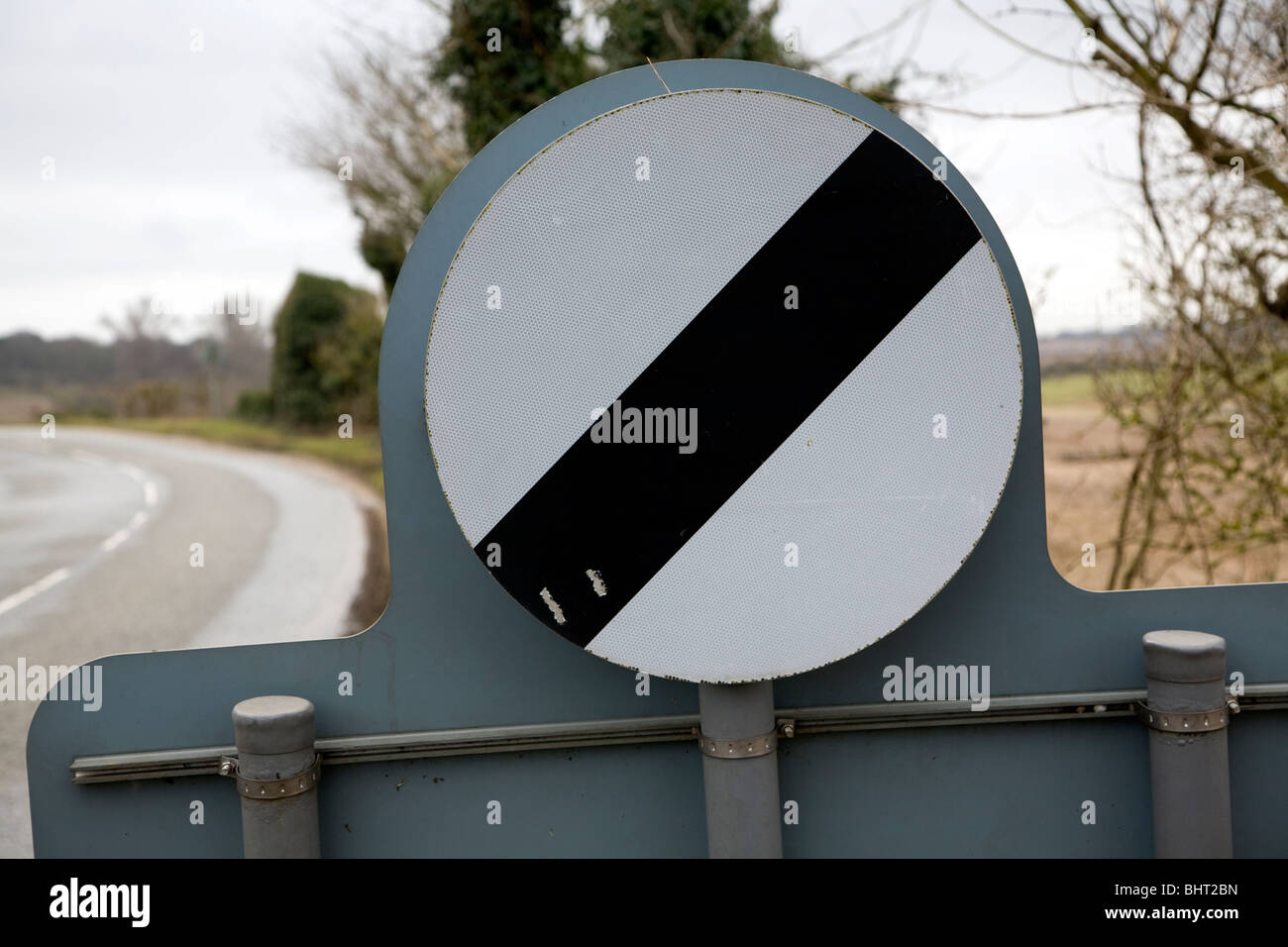 Bande noir et blanc circulaire circle road sign sens restriction se termine Banque D'Images