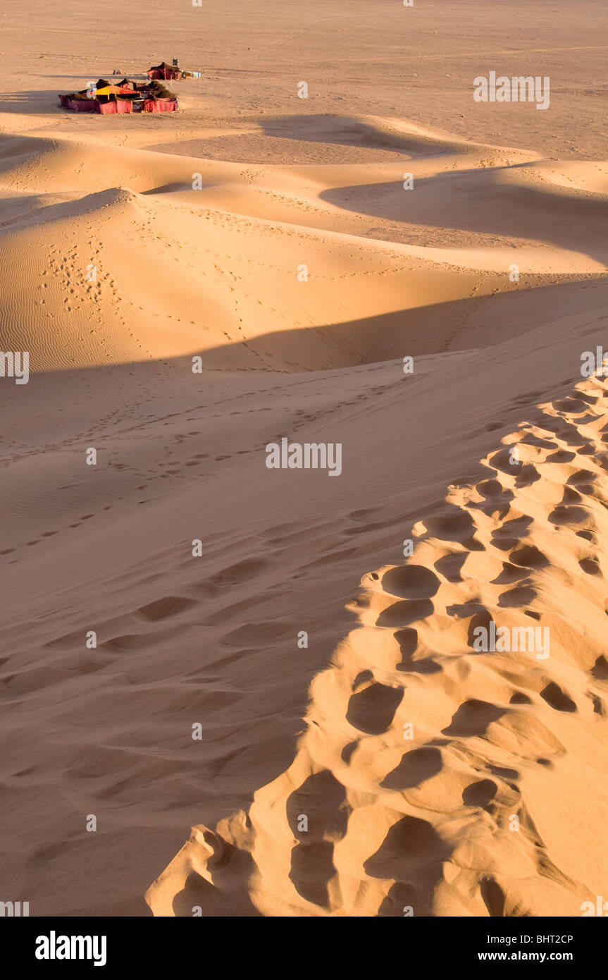 Soir lumière tombe sur un camp berbère dans les dunes de Tinfou dans la rivière la vallée du Draa, au sud de Tamegroute, Maroc Banque D'Images