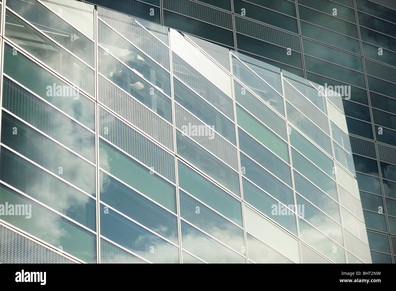 Réflexions des nuages en fenêtres de bureau Banque D'Images