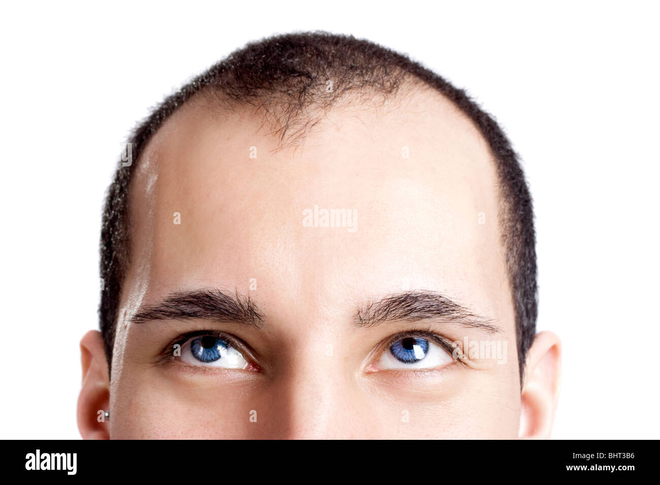 Close-up portrait d'un jeune homme aux yeux bleus isolé sur blanc - OBS :  utilisation du modèle lentille contact Photo Stock - Alamy