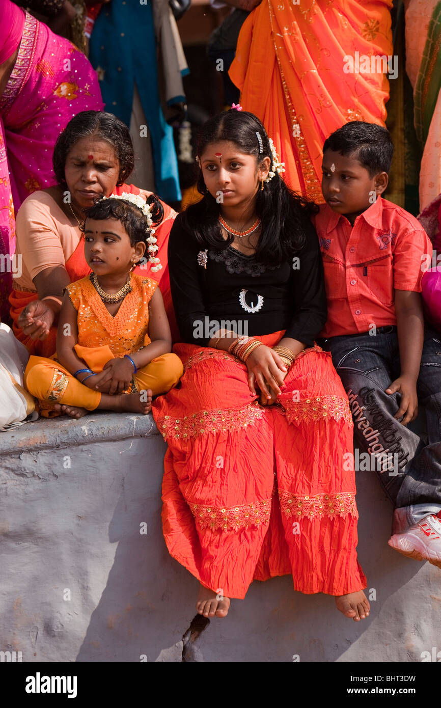 L'Inde, le Kerala, Koorkancherry Thaipooya Maheswara, Temple Sree festival Mahotsavam fidèles dans meilleure tenue Banque D'Images