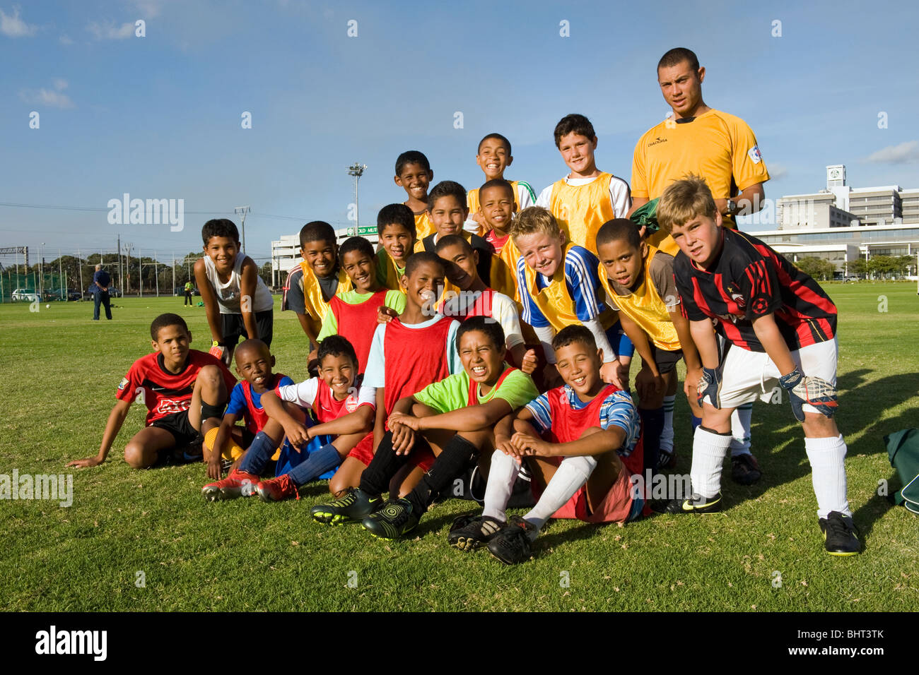 Les jeunes joueurs avec l'entraîneur à Old Mutual Football Academy, Cape Town, Afrique du Sud Banque D'Images