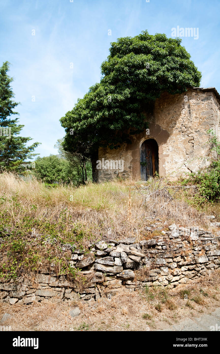 Ancienne chapelle bâtiment avec mur de pierre en face, Rodellar, Sierra de Guara, Aragon, Espagne Banque D'Images