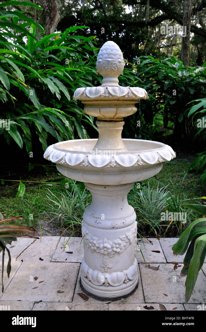 Une fontaine à l'Dunlawton Sugar Mill Botanical Garden, Port orange, Floride Banque D'Images