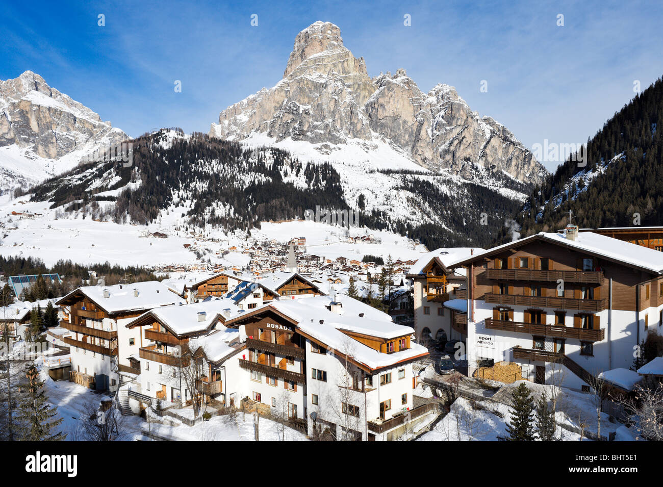 Vue sur le centre de la station de Corvara, zone de ski de Sella Ronda, Alta Badia, Dolomites, Italie Banque D'Images