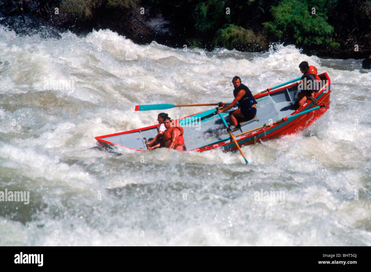 Les voyageurs d'aventure à Grand Canyon Dory rebondissent à travers rapides à Lava Falls sur la rivière Colorado Banque D'Images