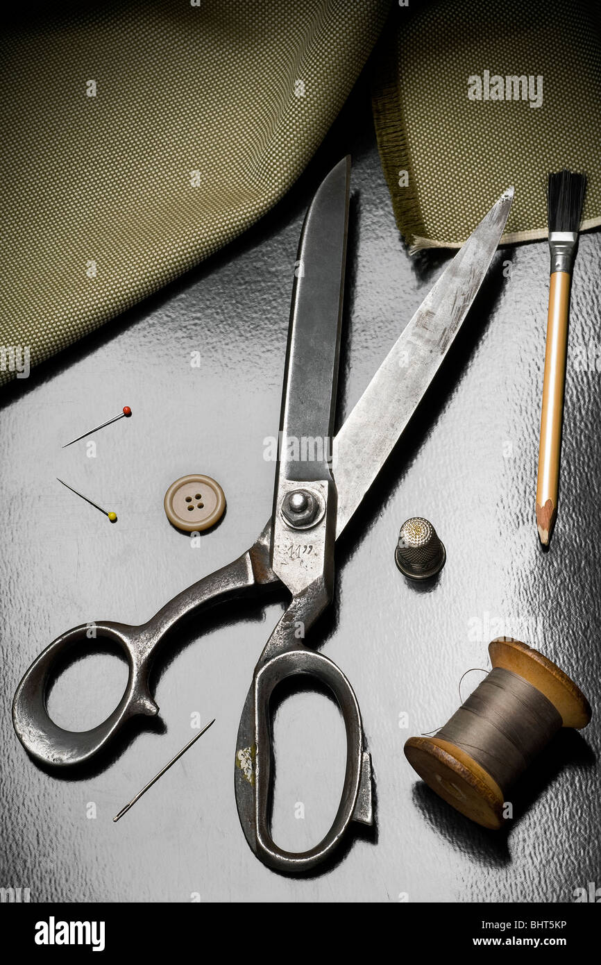 Outils du tailleur - ciseaux, aiguilles, le tiroir de thread et crayon craie Banque D'Images