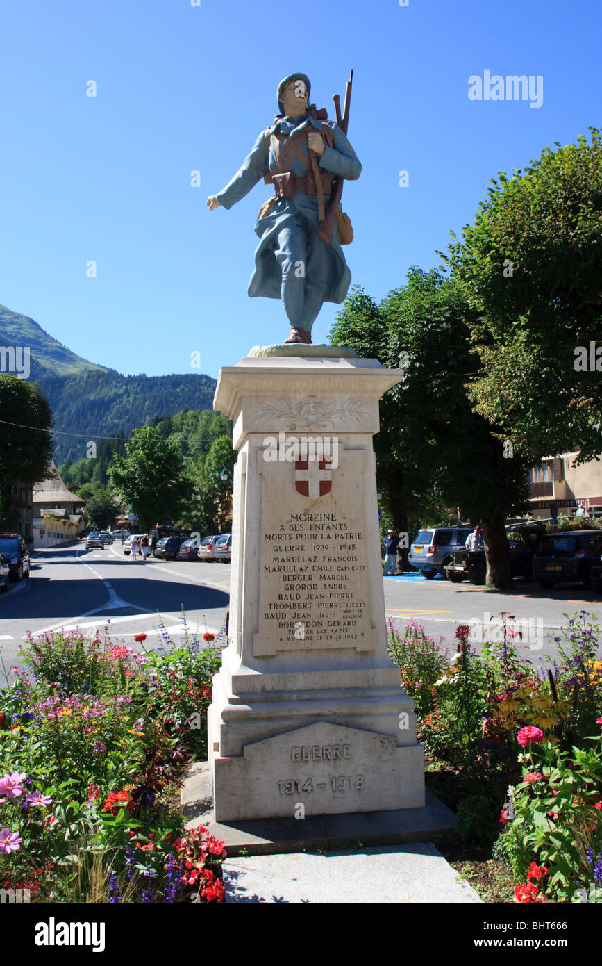 Monument commémoratif de guerre français aux hommes de Morzine qui sont morts pendant la première guerre mondiale et seconde guerre mondiale Banque D'Images